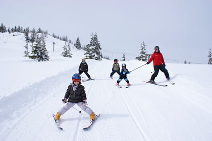 Kinder beim Skifahren